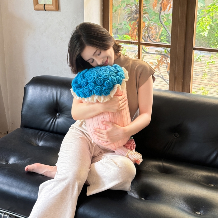 91家纺网 家纺一手货源 找家纺 丹本-2025新款网红直播爆款多功能玫瑰花束抱枕卧室沙发靠枕半边绒针织礼品毯毛毯 星穹蓝