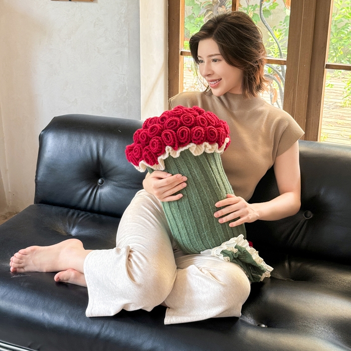 91家纺网 家纺一手货源 找家纺 丹本-2025新款网红直播爆款多功能玫瑰花束抱枕卧室沙发靠枕半边绒针织礼品毯毛毯 星穹红
