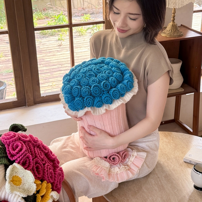 91家纺网 家纺一手货源 找家纺 丹本-2025新款网红直播爆款多功能玫瑰花束抱枕卧室沙发靠枕半边绒针织礼品毯毛毯 星穹蓝