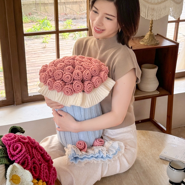 91家纺网 家纺一手货源 找家纺 丹本-2025新款网红直播爆款多功能玫瑰花束抱枕卧室沙发靠枕半边绒针织礼品毯毛毯 星穹粉