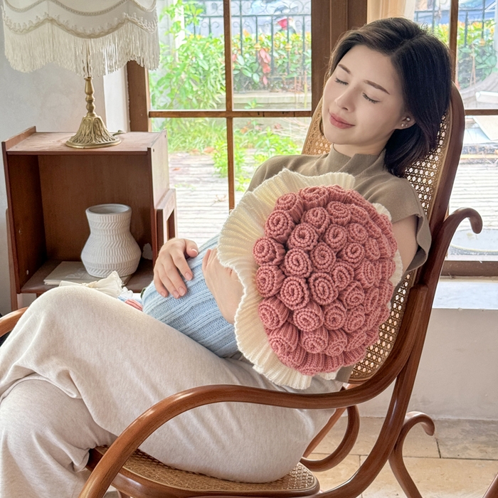 91家纺网 家纺一手货源 找家纺 丹本-2025新款网红直播爆款多功能玫瑰花束抱枕卧室沙发靠枕半边绒针织礼品毯毛毯 星穹粉
