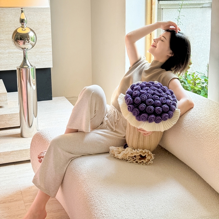 91家纺网 家纺一手货源 找家纺 丹本-2025新款网红直播爆款多功能玫瑰花束抱枕卧室沙发靠枕半边绒针织礼品毯毛毯 星穹紫
