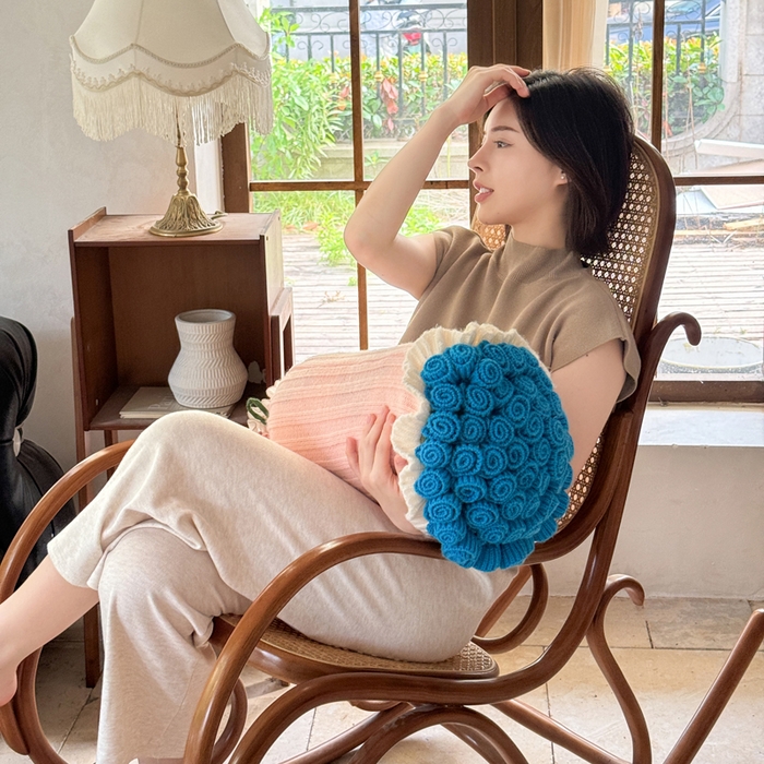 91家纺网 家纺一手货源 找家纺 丹本-2025新款网红直播爆款多功能玫瑰花束抱枕卧室沙发靠枕半边绒针织礼品毯毛毯 星穹蓝
