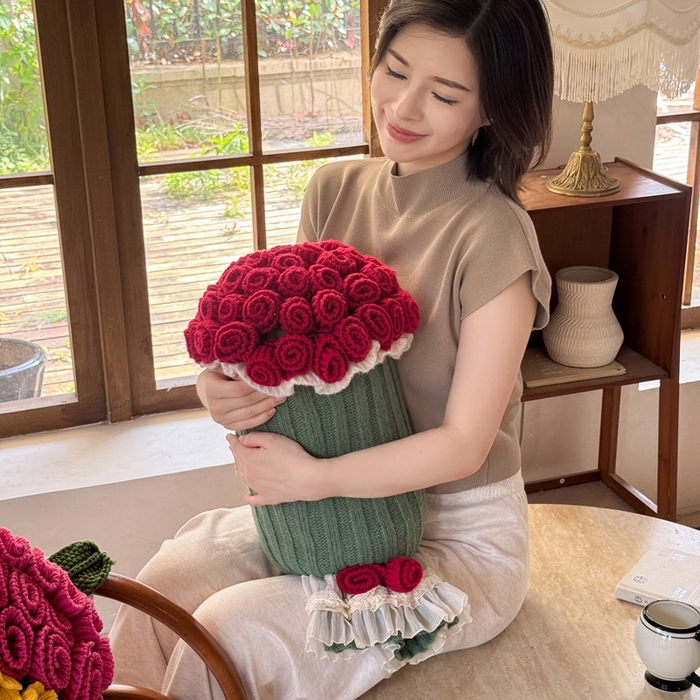 91家纺网 家纺一手货源 找家纺 丹本-2025新款网红直播爆款多功能玫瑰花束抱枕卧室沙发靠枕半边绒针织礼品毯毛毯 星穹红