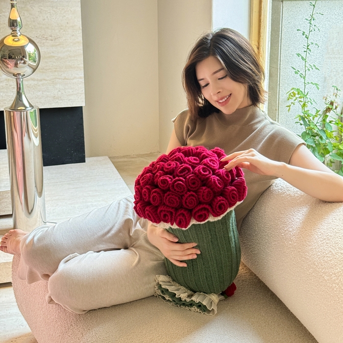 91家纺网 家纺一手货源 找家纺 丹本-2025新款网红直播爆款多功能玫瑰花束抱枕卧室沙发靠枕半边绒针织礼品毯毛毯 星穹红
