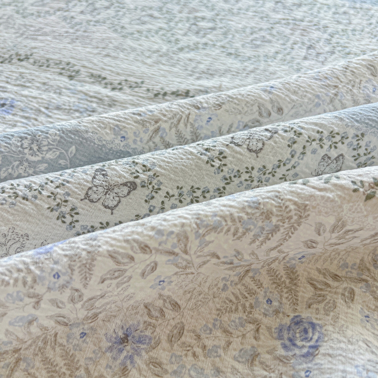 91家纺网 家纺一手货源 找家纺 格真 2025新款A类云感木棉皱皱双层纱床单单床单床单单品床单三件套 蝴蝶印记