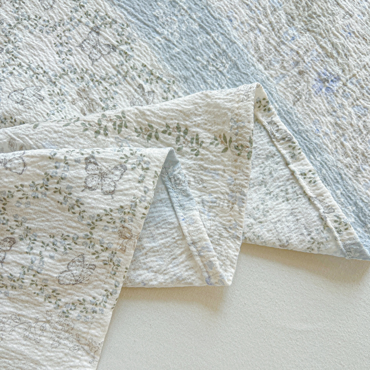 91家纺网 家纺一手货源 找家纺 格真 2025新款A类云感木棉皱皱双层纱床单单床单床单单品床单三件套 蝴蝶印记