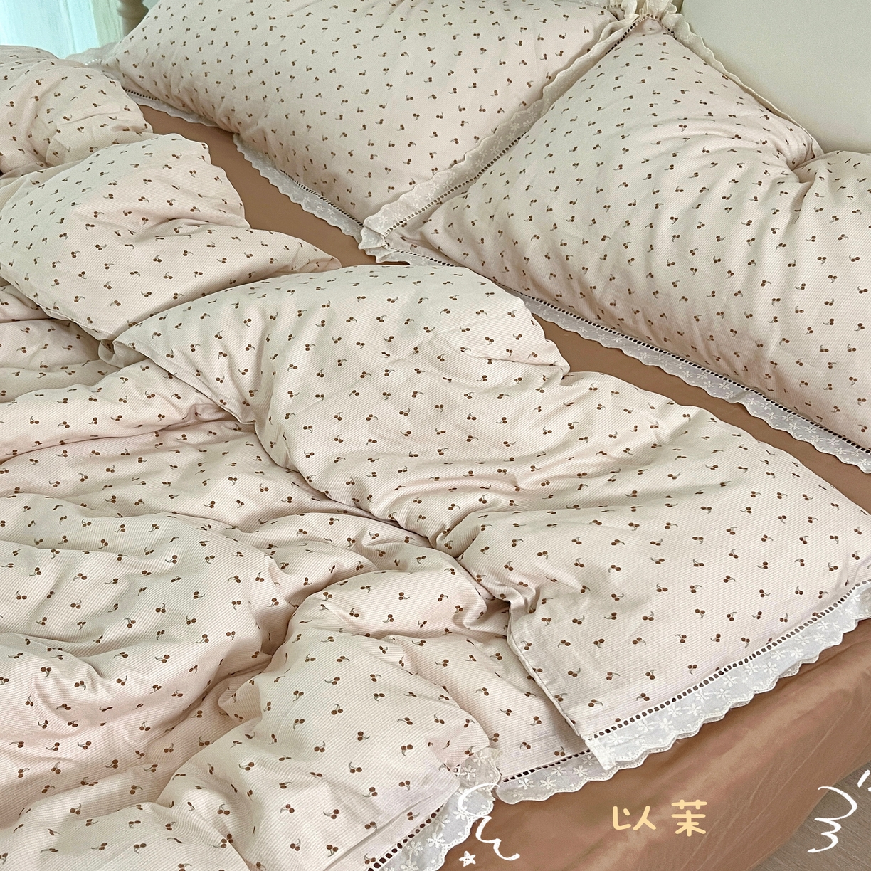 91家纺网 家纺一手货源 找家纺 （总）荣轩2025新款全棉双层纱镂空花边工艺款四件套（铺床版）