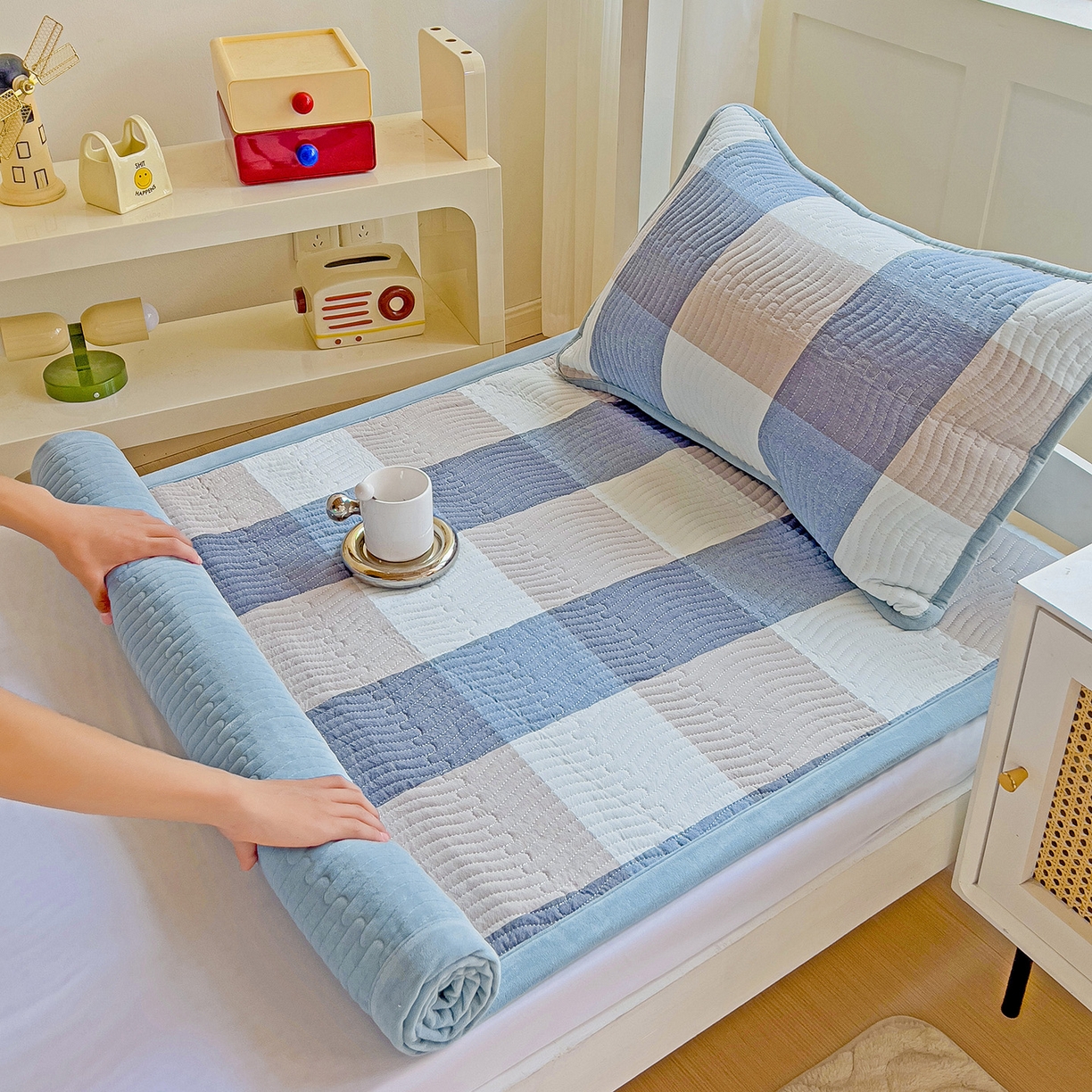 91家纺网 家纺一手货源 找家纺 乐野家居 2025新款开学季 A类全棉水洗棉+宝宝绒学生床盖三件套（多功能被套） 蓝大格