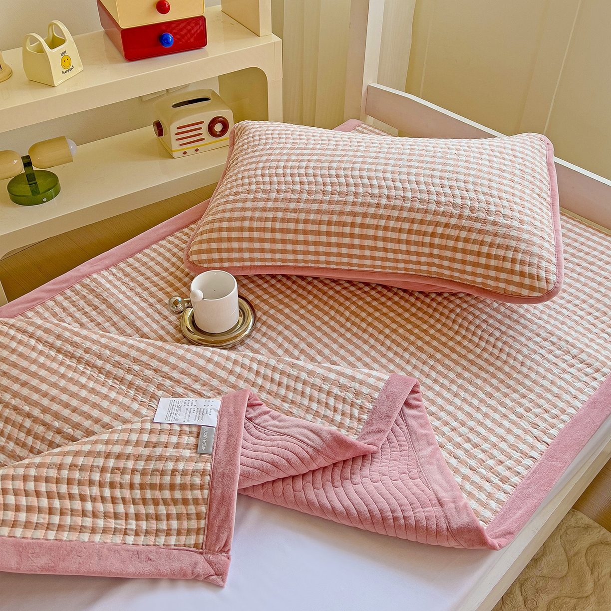 91家纺网 家纺一手货源 找家纺 乐野家居 2025新款开学季 A类全棉水洗棉+宝宝绒学生床盖三件套（多功能被套） 豆沙小格