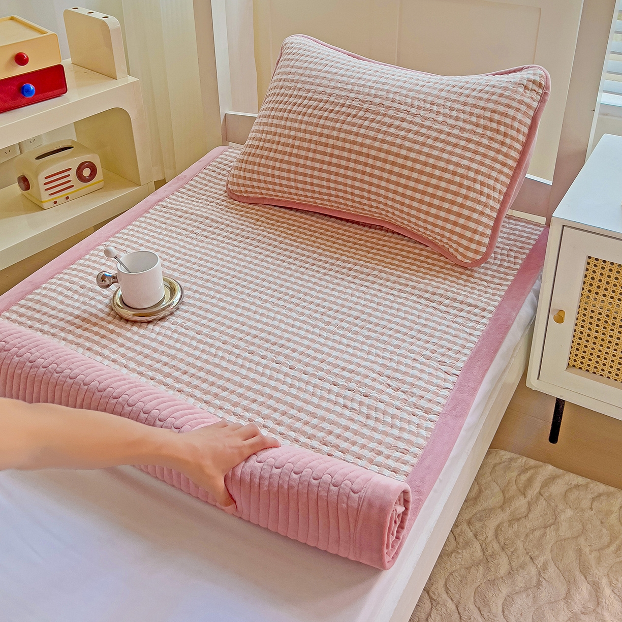 91家纺网 家纺一手货源 找家纺 乐野家居 2025新款开学季 A类全棉水洗棉+宝宝绒学生床盖三件套（多功能被套） 豆沙小格