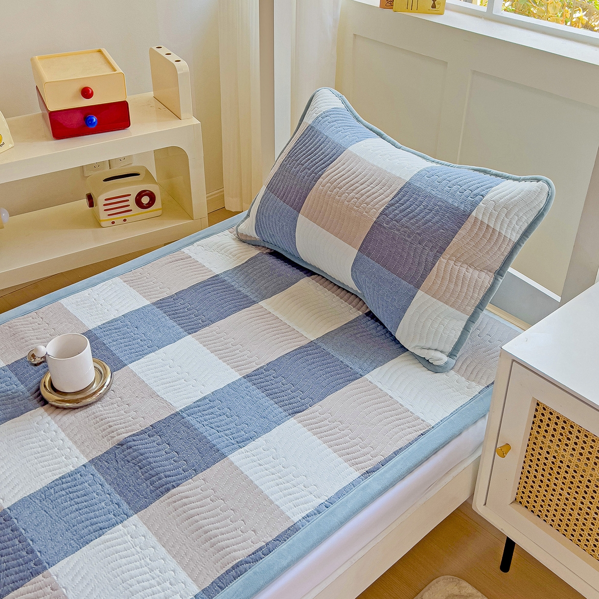 91家纺网 家纺一手货源 找家纺 乐野家居 2025新款开学季 A类全棉水洗棉+宝宝绒学生床盖三件套（多功能被套） 蓝大格