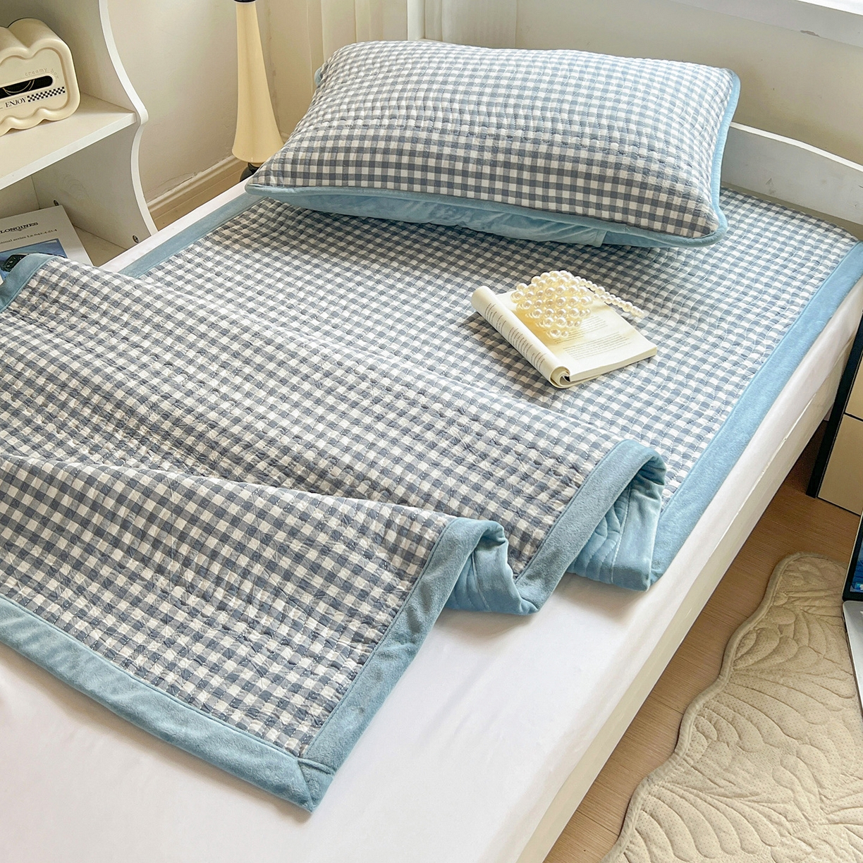 91家纺网 家纺一手货源 找家纺 乐野家居 2025新款开学季 A类全棉水洗棉+宝宝绒学生床盖三件套（多功能被套） 蓝小格