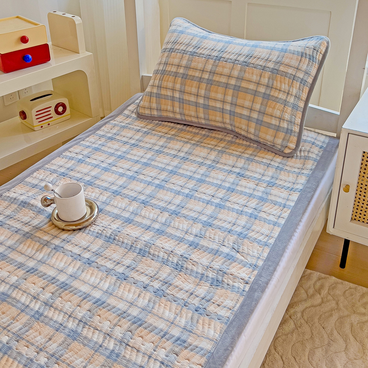 91家纺网 家纺一手货源 找家纺 乐野家居 2025新款开学季 A类全棉水洗棉+宝宝绒学生床盖三件套（多功能被套） 蓝黄中格