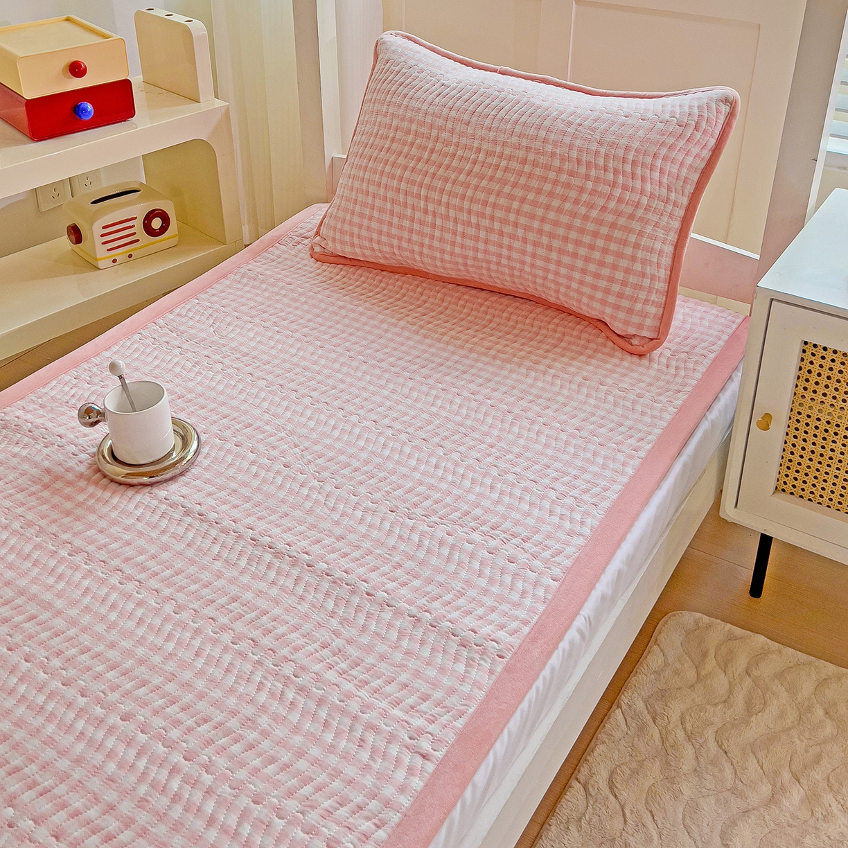 91家纺网 家纺一手货源 找家纺 乐野家居 2025新款开学季 A类全棉水洗棉+宝宝绒学生床盖三件套（多功能被套） 粉小格