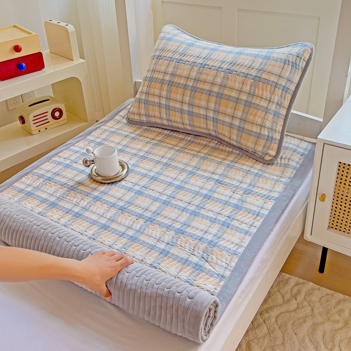 91家纺网 家纺一手货源 找家纺 乐野家居 2025新款开学季 A类全棉水洗棉+宝宝绒学生床盖三件套（多功能被套） 蓝黄中格