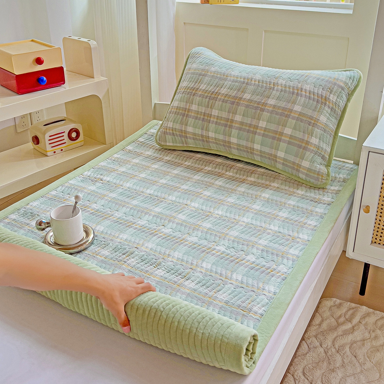 91家纺网 家纺一手货源 找家纺 乐野家居 2025新款开学季 A类全棉水洗棉+宝宝绒学生床盖三件套（多功能被套） 绿中格