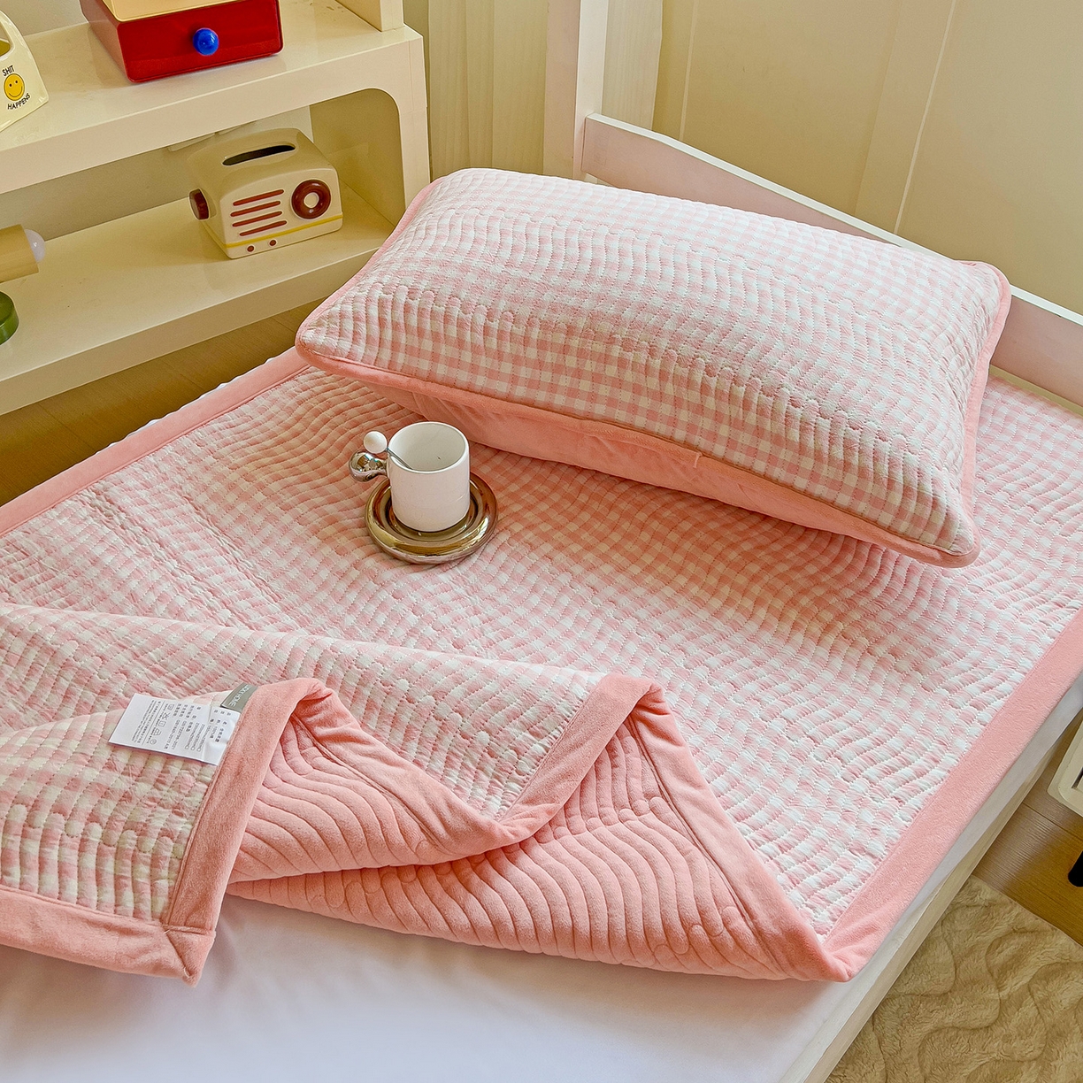 91家纺网 家纺一手货源 找家纺 乐野家居 2025新款开学季 A类全棉水洗棉+宝宝绒学生床盖三件套（多功能被套） 粉小格