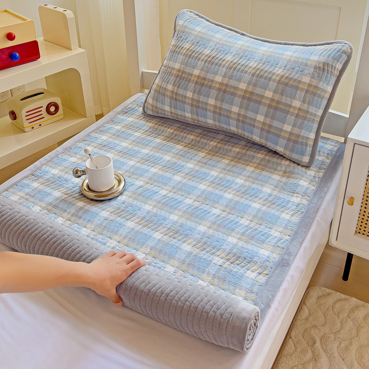 91家纺网 家纺一手货源 找家纺 乐野家居 2025新款开学季 A类全棉水洗棉+宝宝绒学生床盖三件套（多功能被套） 蓝中格