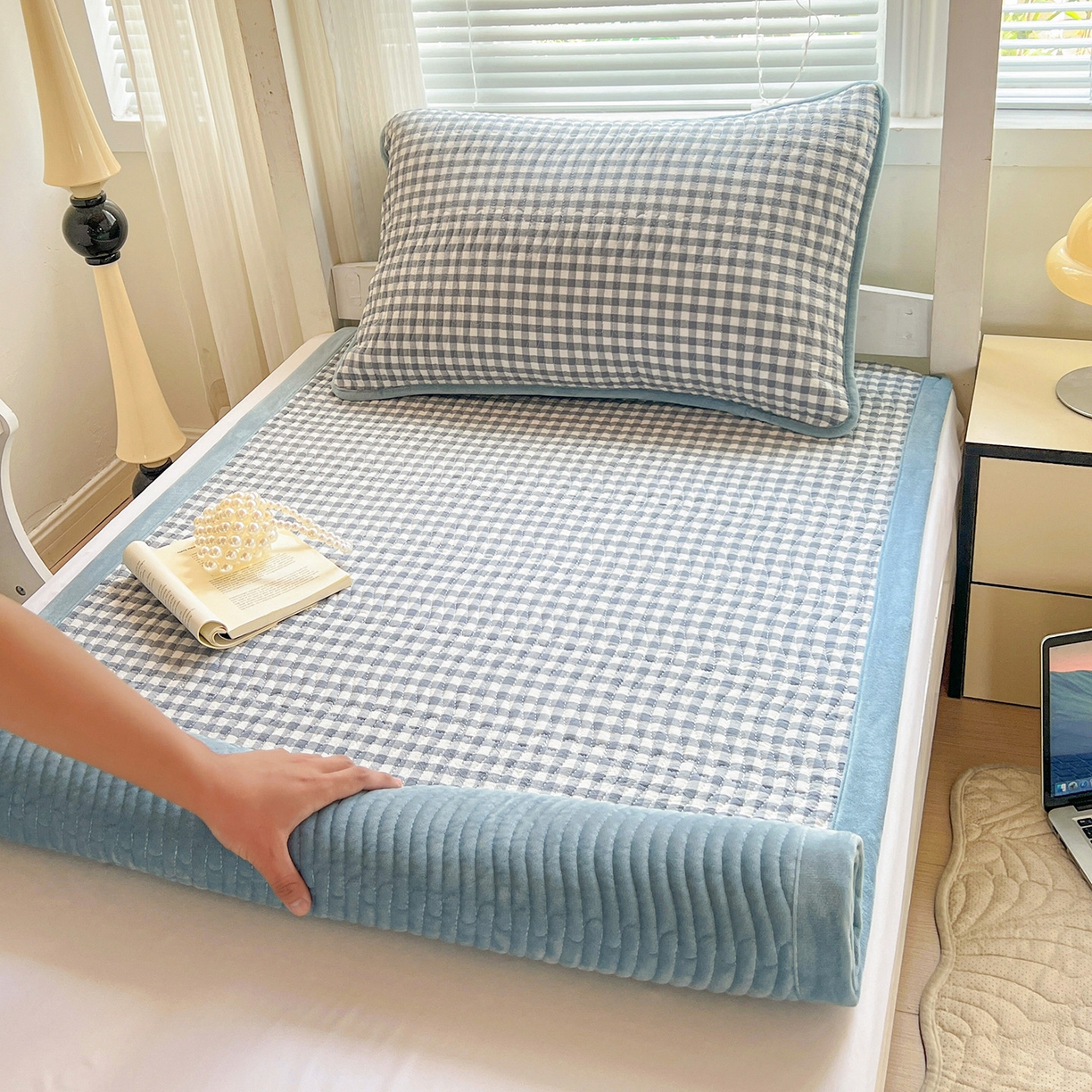 91家纺网 家纺一手货源 找家纺 乐野家居 2025新款开学季 A类全棉水洗棉+宝宝绒学生床盖三件套（多功能被套） 蓝小格