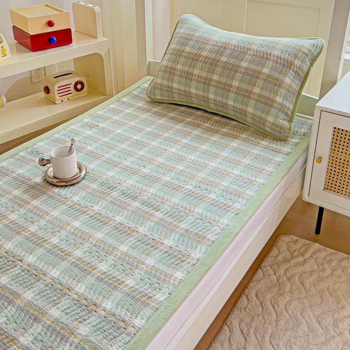 91家纺网 家纺一手货源 找家纺 乐野家居 2025新款开学季 A类全棉水洗棉+宝宝绒学生床盖三件套（多功能被套） 绿中格