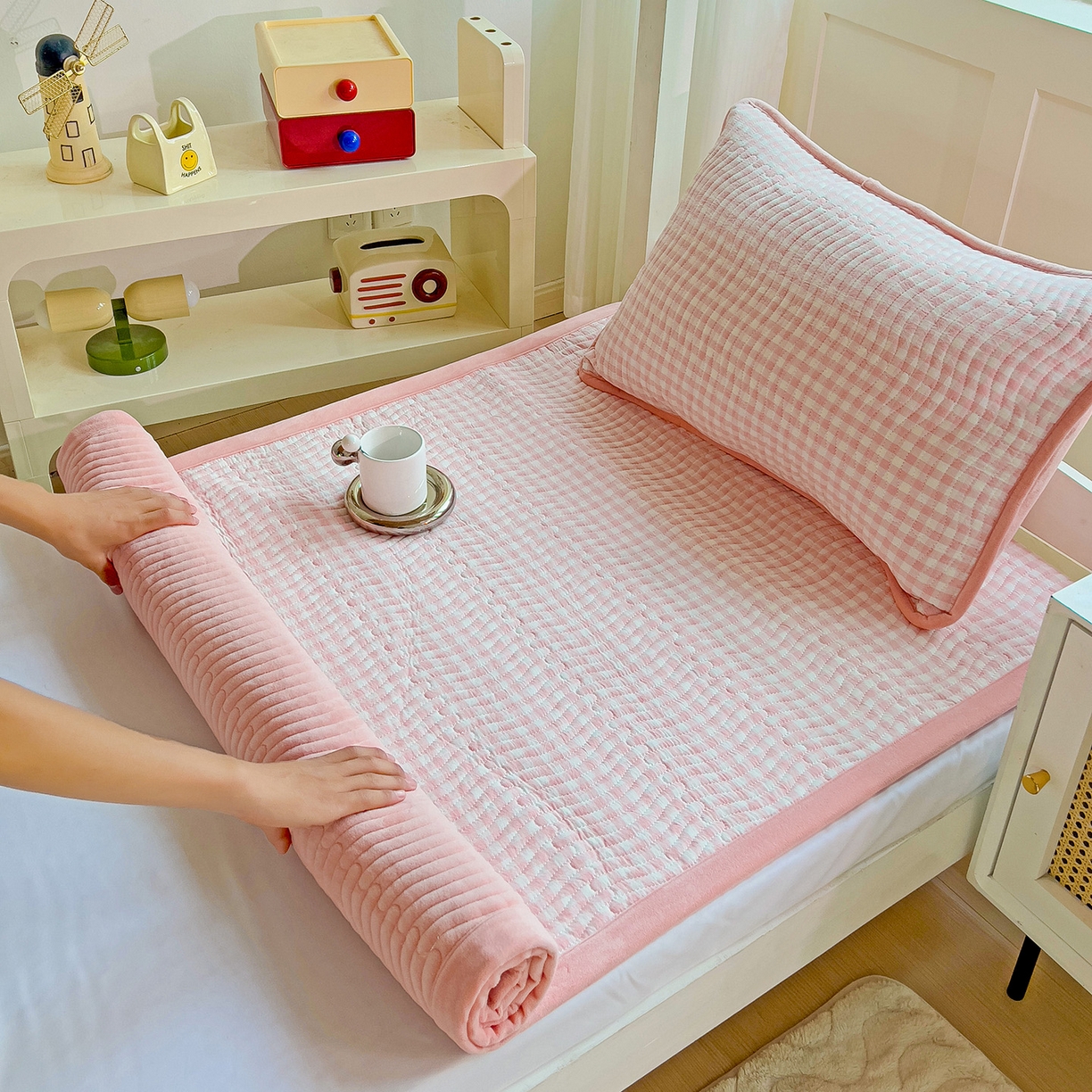 91家纺网 家纺一手货源 找家纺 乐野家居 2025新款开学季 A类全棉水洗棉+宝宝绒学生床盖三件套（多功能被套） 粉小格