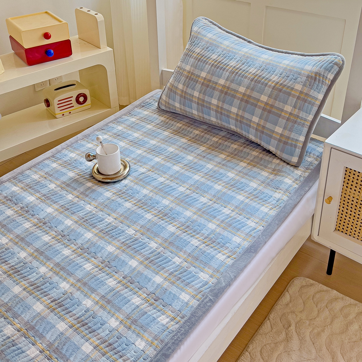 91家纺网 家纺一手货源 找家纺 乐野家居 2025新款开学季 A类全棉水洗棉+宝宝绒学生床盖三件套（多功能被套） 蓝中格