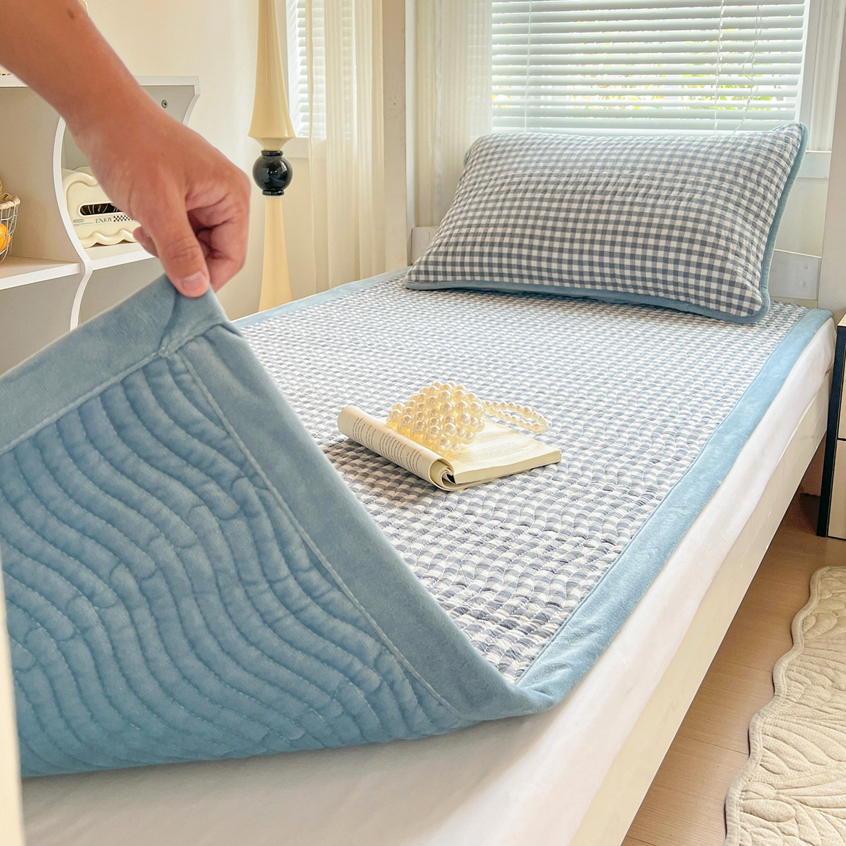 91家纺网 家纺一手货源 找家纺 乐野家居 2025新款开学季 A类全棉水洗棉+宝宝绒学生床盖三件套（多功能被套） 蓝小格