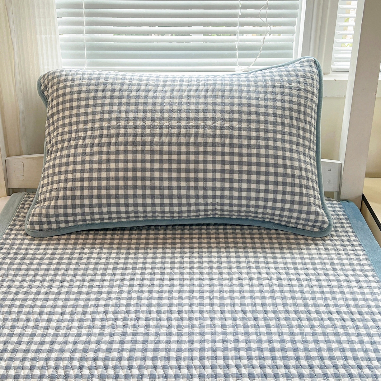 91家纺网 家纺一手货源 找家纺 乐野家居 2025新款开学季 A类全棉水洗棉+宝宝绒学生床盖三件套（多功能被套） 蓝小格