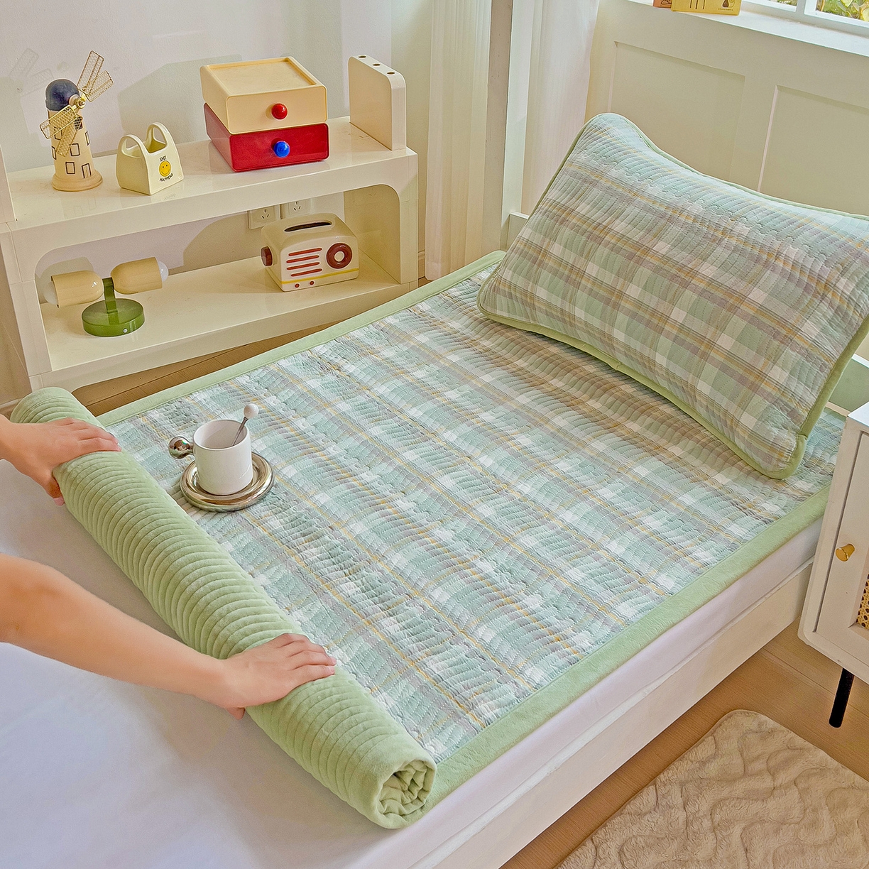 91家纺网 家纺一手货源 找家纺 乐野家居 2025新款开学季 A类全棉水洗棉+宝宝绒学生床盖三件套（多功能被套） 绿中格