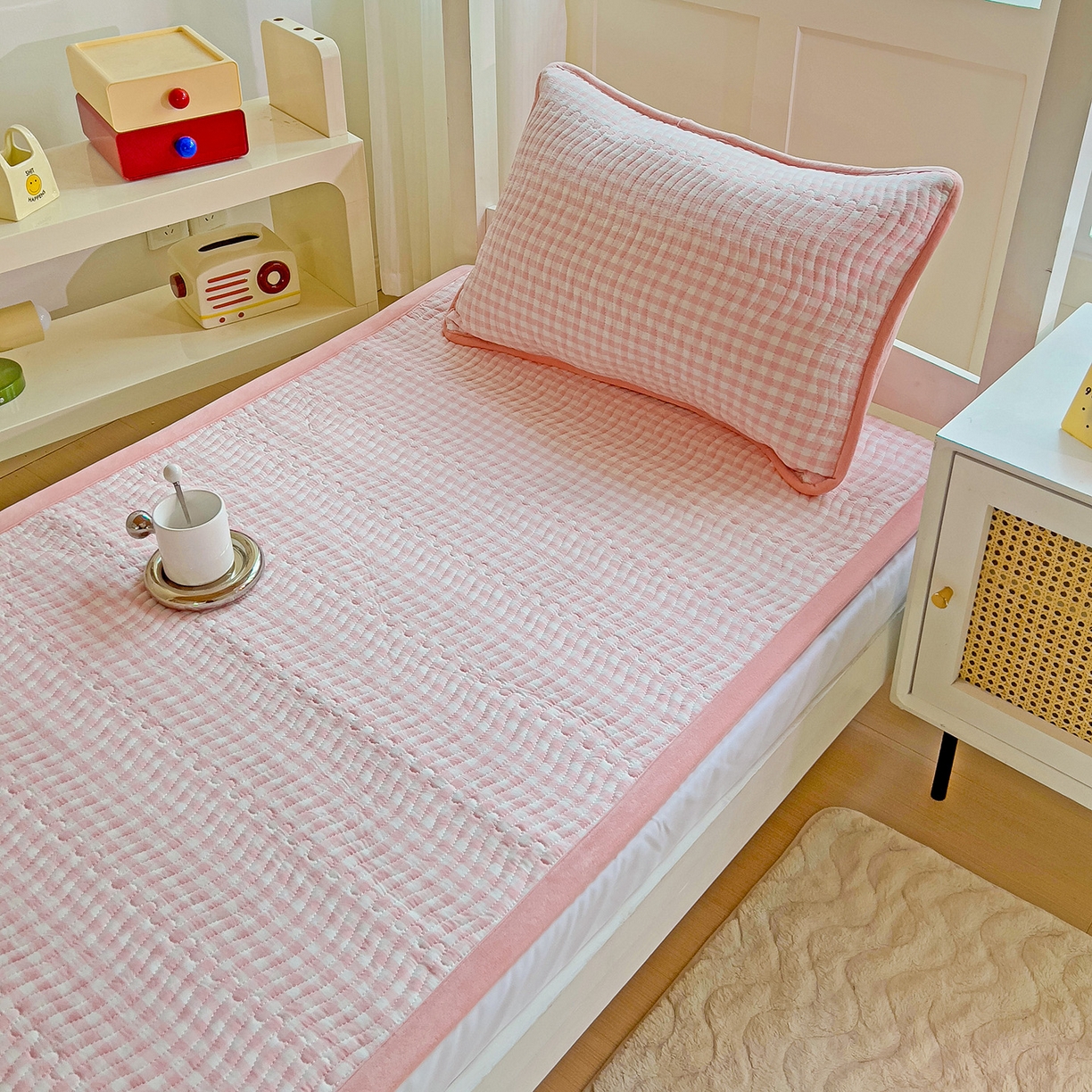 91家纺网 家纺一手货源 找家纺 乐野家居 2025新款开学季 A类全棉水洗棉+宝宝绒学生床盖三件套（多功能被套） 粉小格