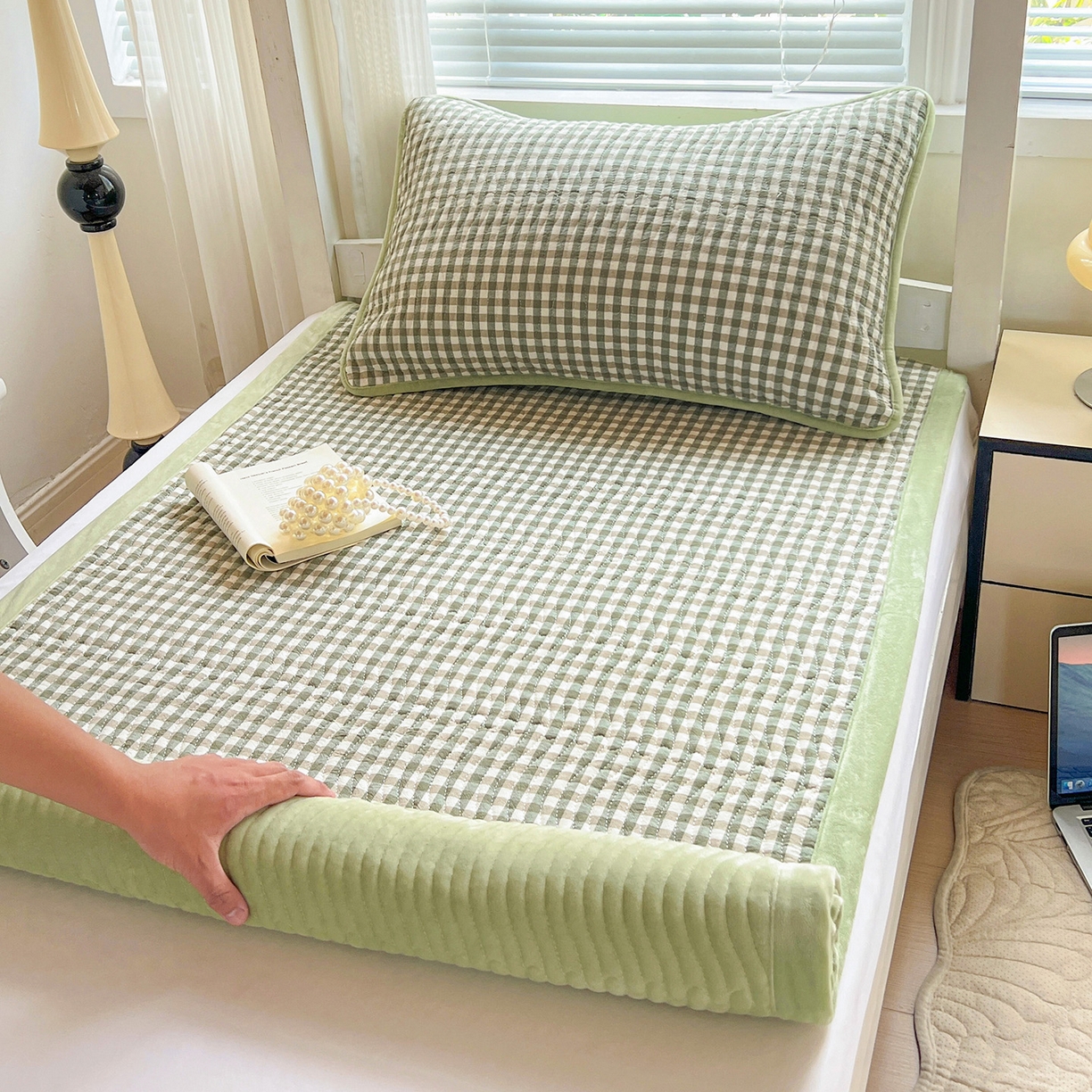 91家纺网 家纺一手货源 找家纺 乐野家居 2025新款开学季 A类全棉水洗棉+宝宝绒学生床盖三件套（多功能被套） 绿小格