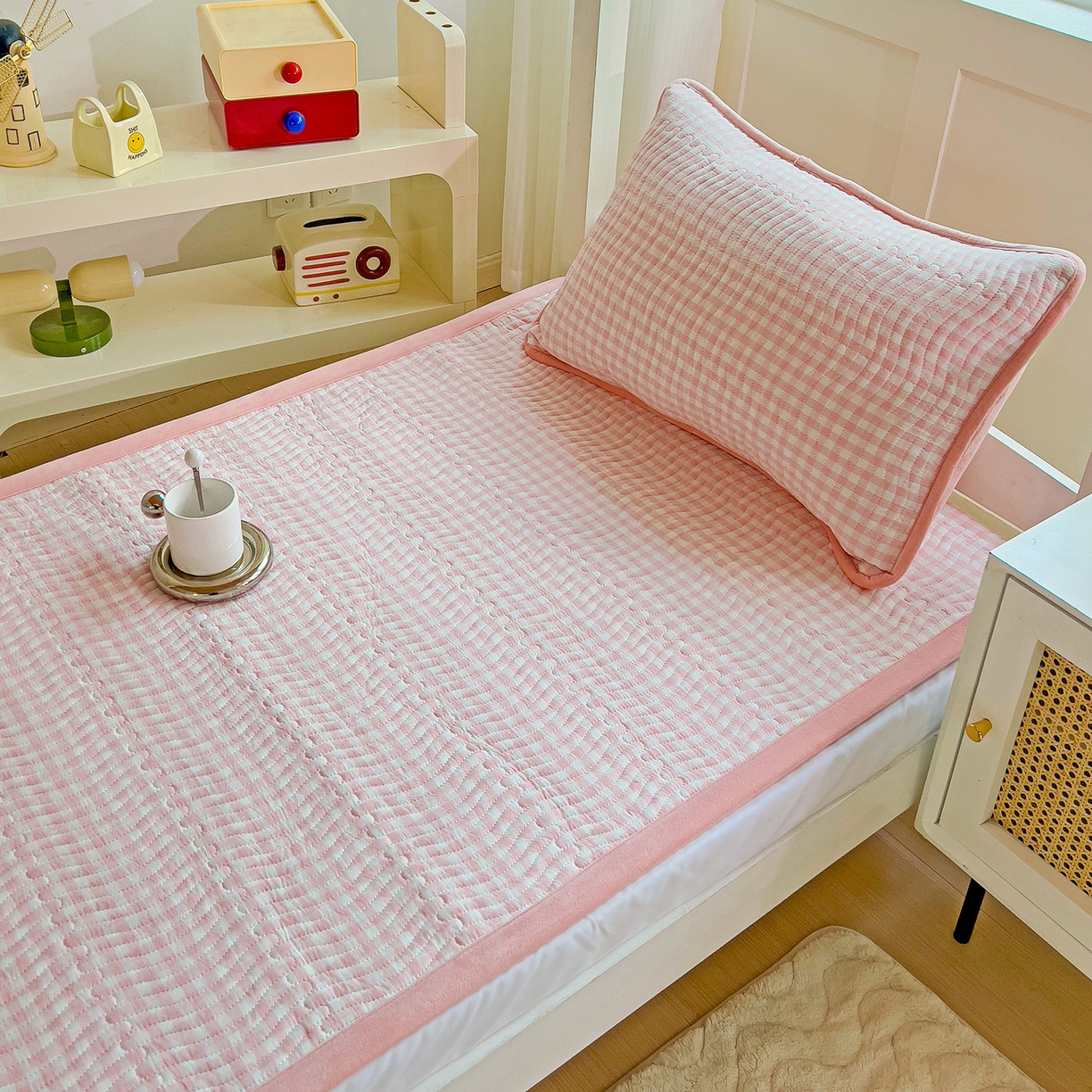 91家纺网 家纺一手货源 找家纺 乐野家居 2025新款开学季 A类全棉水洗棉+宝宝绒学生床盖三件套（多功能被套） 粉小格