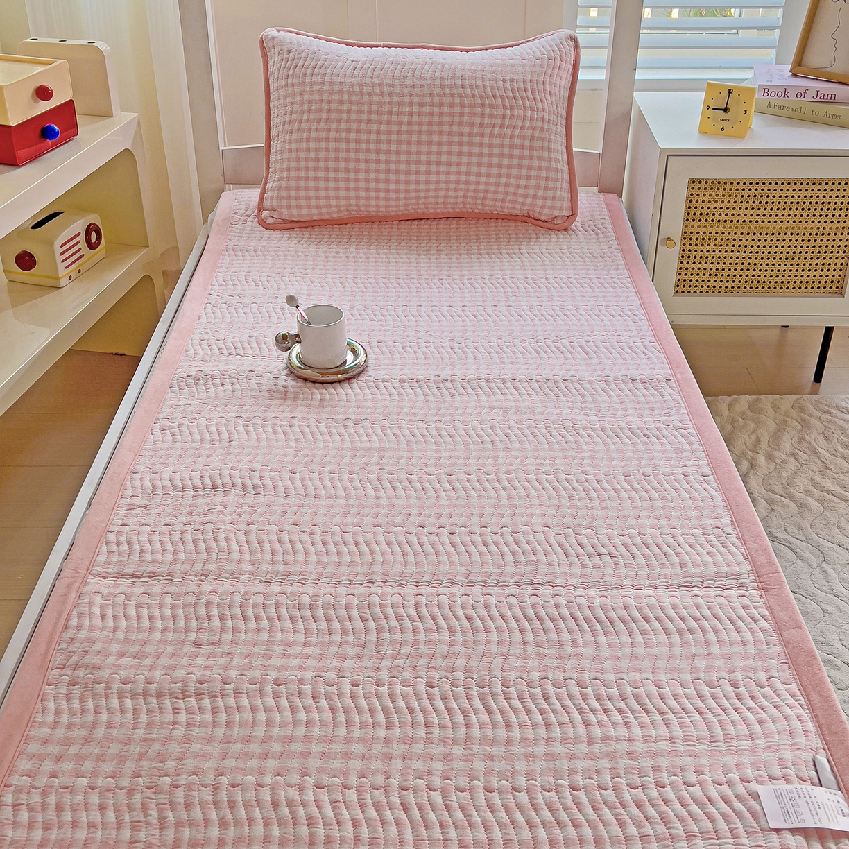 91家纺网 家纺一手货源 找家纺 乐野家居 2025新款开学季 A类全棉水洗棉+宝宝绒学生床盖三件套（多功能被套） 粉小格