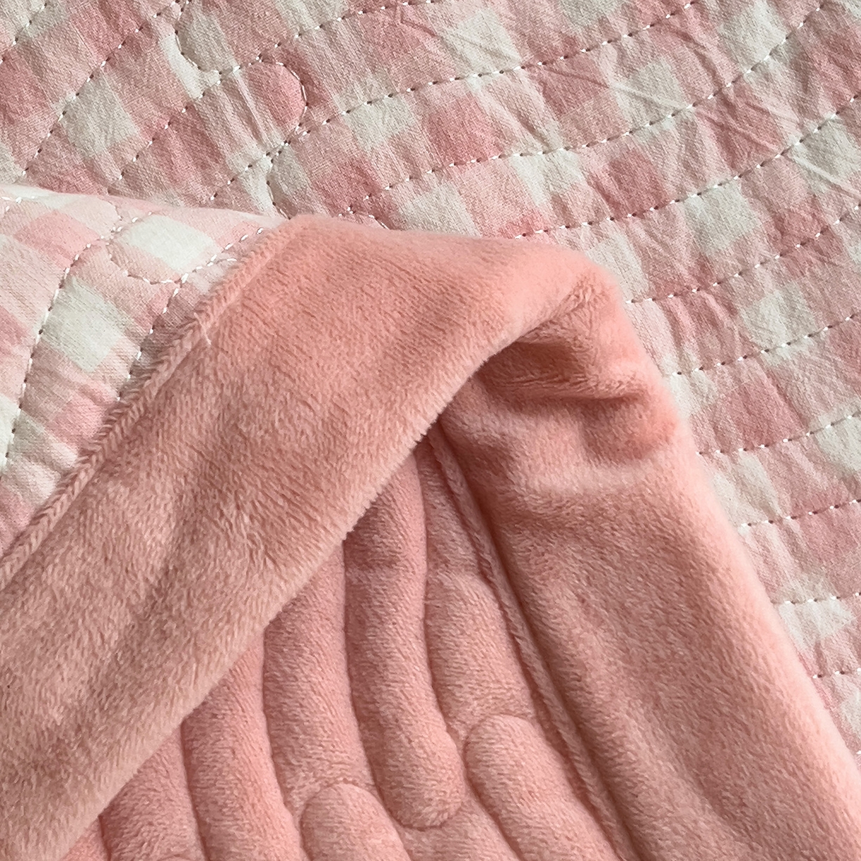 91家纺网 家纺一手货源 找家纺 乐野家居 2025新款开学季 A类全棉水洗棉+宝宝绒学生床盖三件套（多功能被套） 粉小格