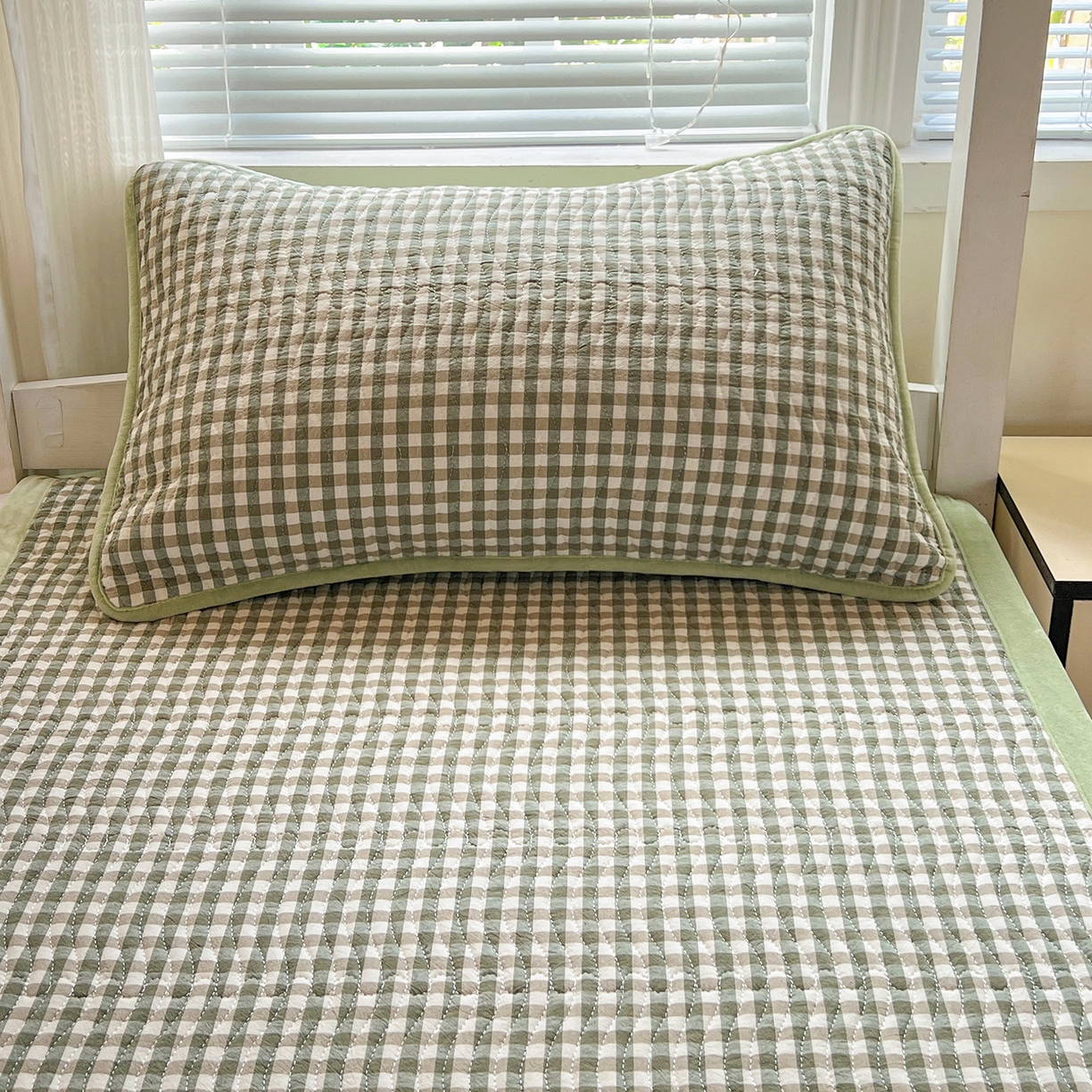 91家纺网 家纺一手货源 找家纺 乐野家居 2025新款开学季 A类全棉水洗棉+宝宝绒学生床盖三件套（多功能被套） 绿小格