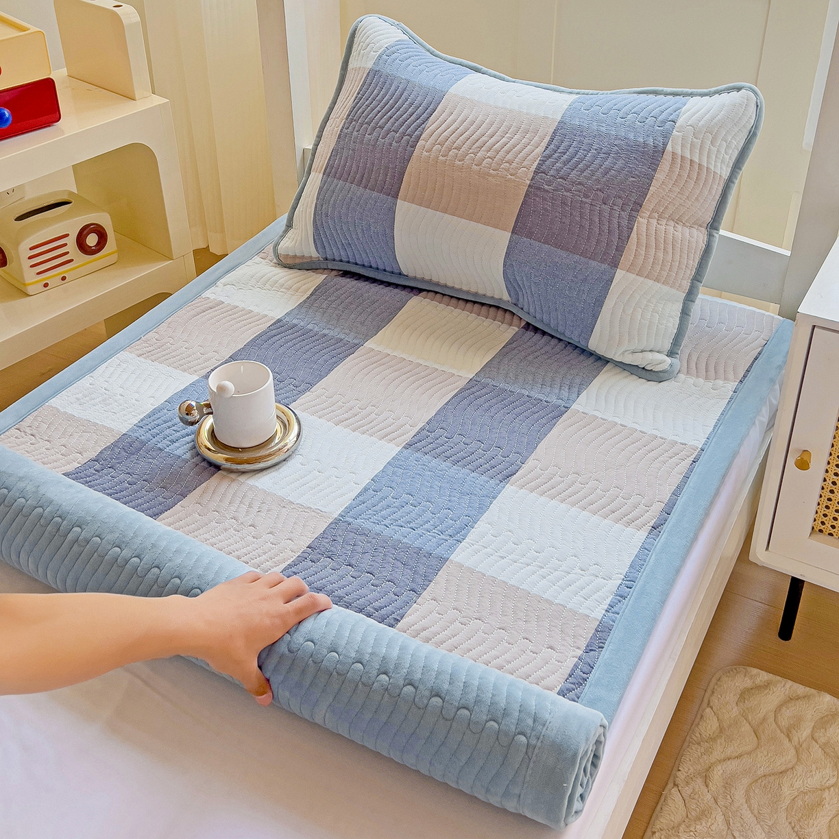 91家纺网 家纺一手货源 找家纺 乐野家居 2025新款开学季 A类全棉水洗棉+宝宝绒学生床盖三件套（多功能被套） 蓝大格