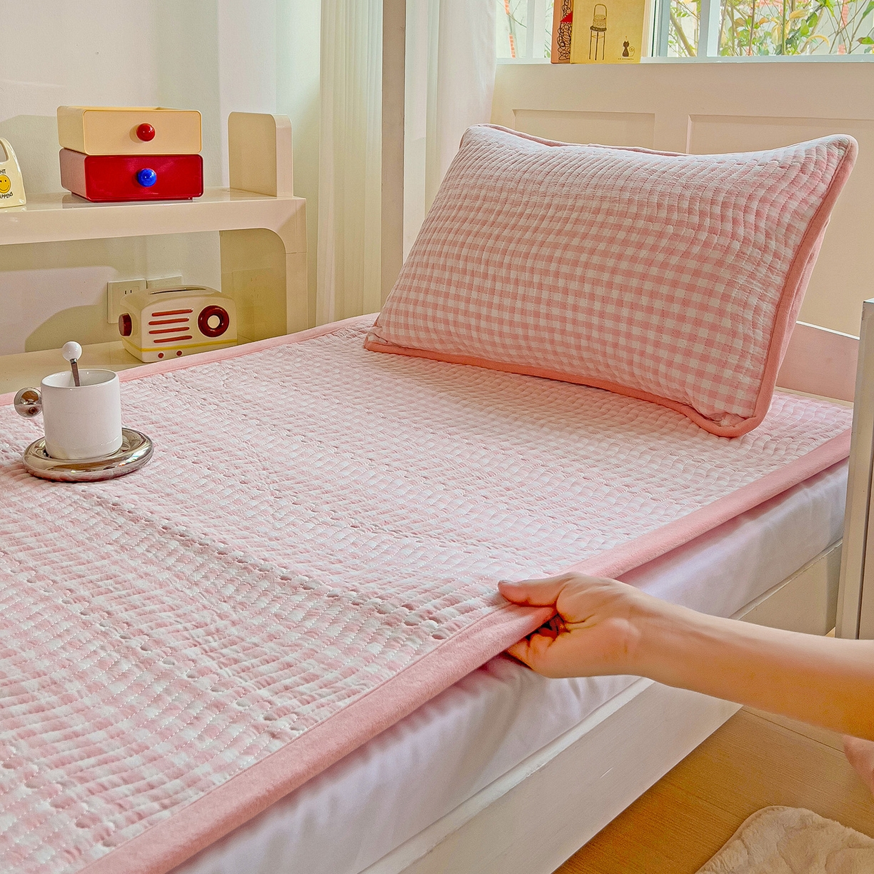 91家纺网 家纺一手货源 找家纺 乐野家居 2025新款开学季 A类全棉水洗棉+宝宝绒学生床盖三件套（多功能被套） 粉小格