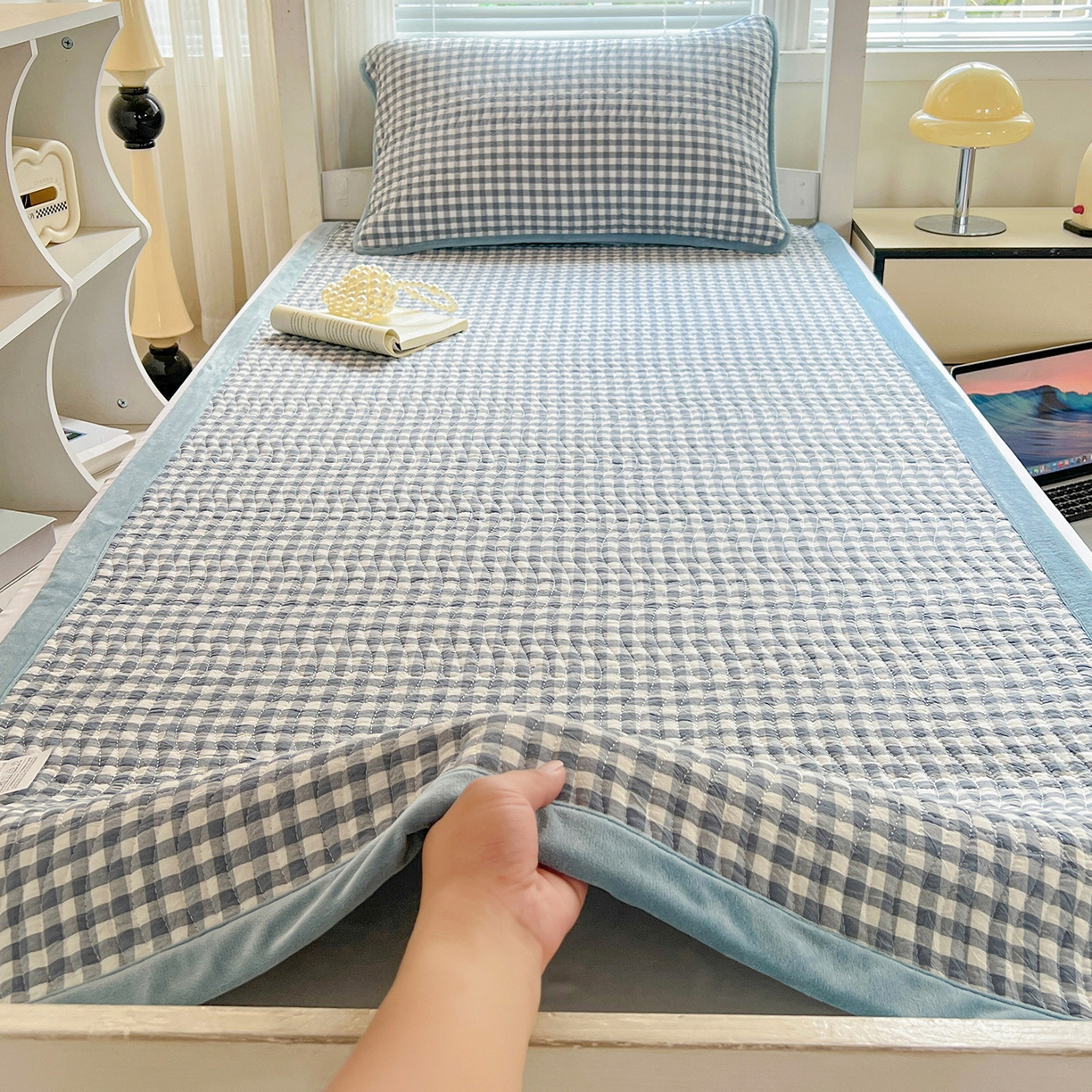 91家纺网 家纺一手货源 找家纺 乐野家居 2025新款开学季 A类全棉水洗棉+宝宝绒学生床盖三件套（多功能被套） 蓝小格