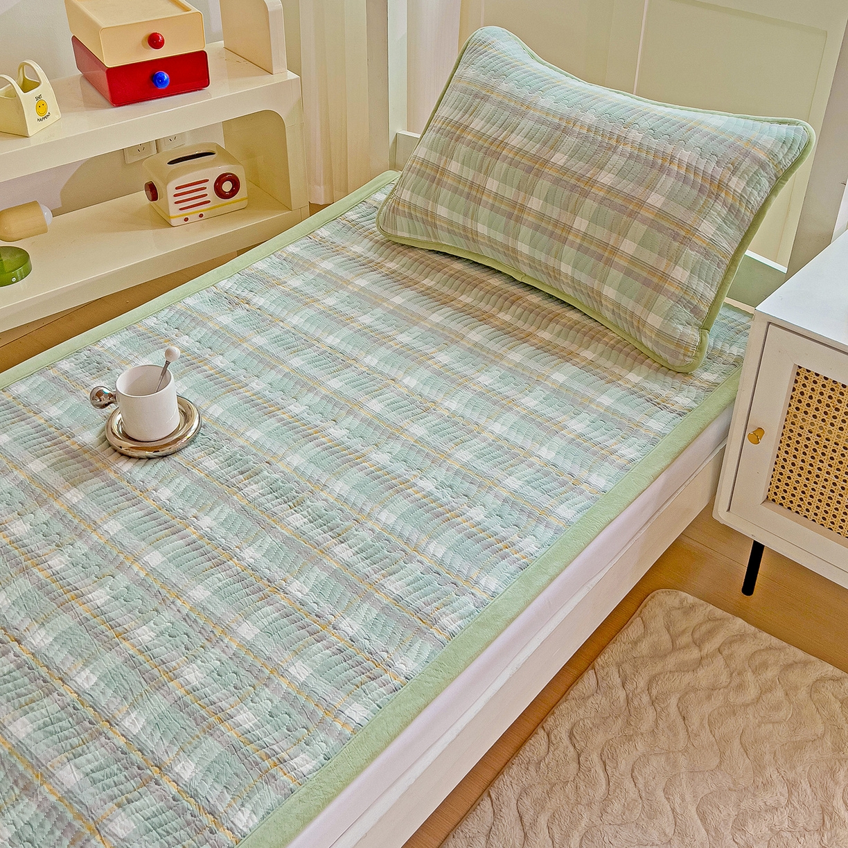 91家纺网 家纺一手货源 找家纺 乐野家居 2025新款开学季 A类全棉水洗棉+宝宝绒学生床盖三件套（多功能被套） 绿中格