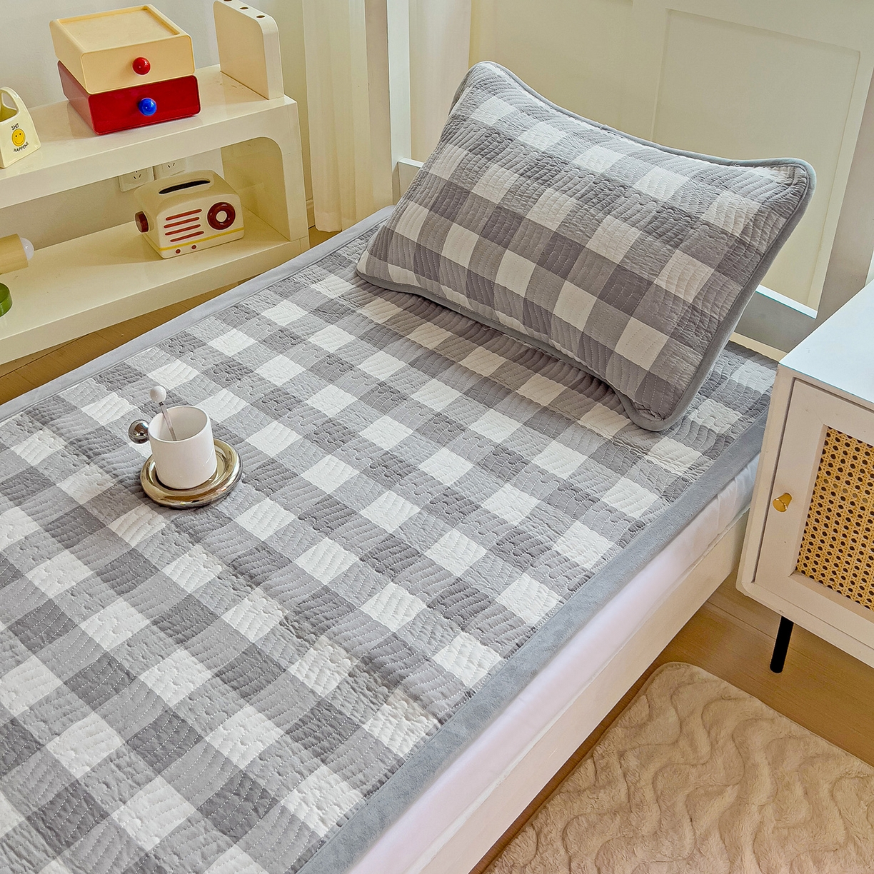 91家纺网 家纺一手货源 找家纺 乐野家居 2025新款开学季 A类全棉水洗棉+宝宝绒学生床盖三件套（多功能被套） 灰中格