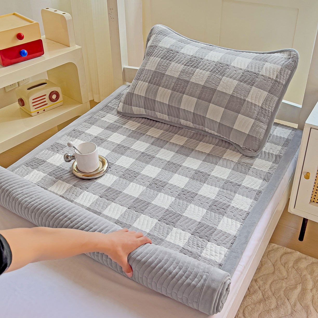 91家纺网 家纺一手货源 找家纺 乐野家居 2025新款开学季 A类全棉水洗棉+宝宝绒学生床盖三件套（多功能被套） 灰中格