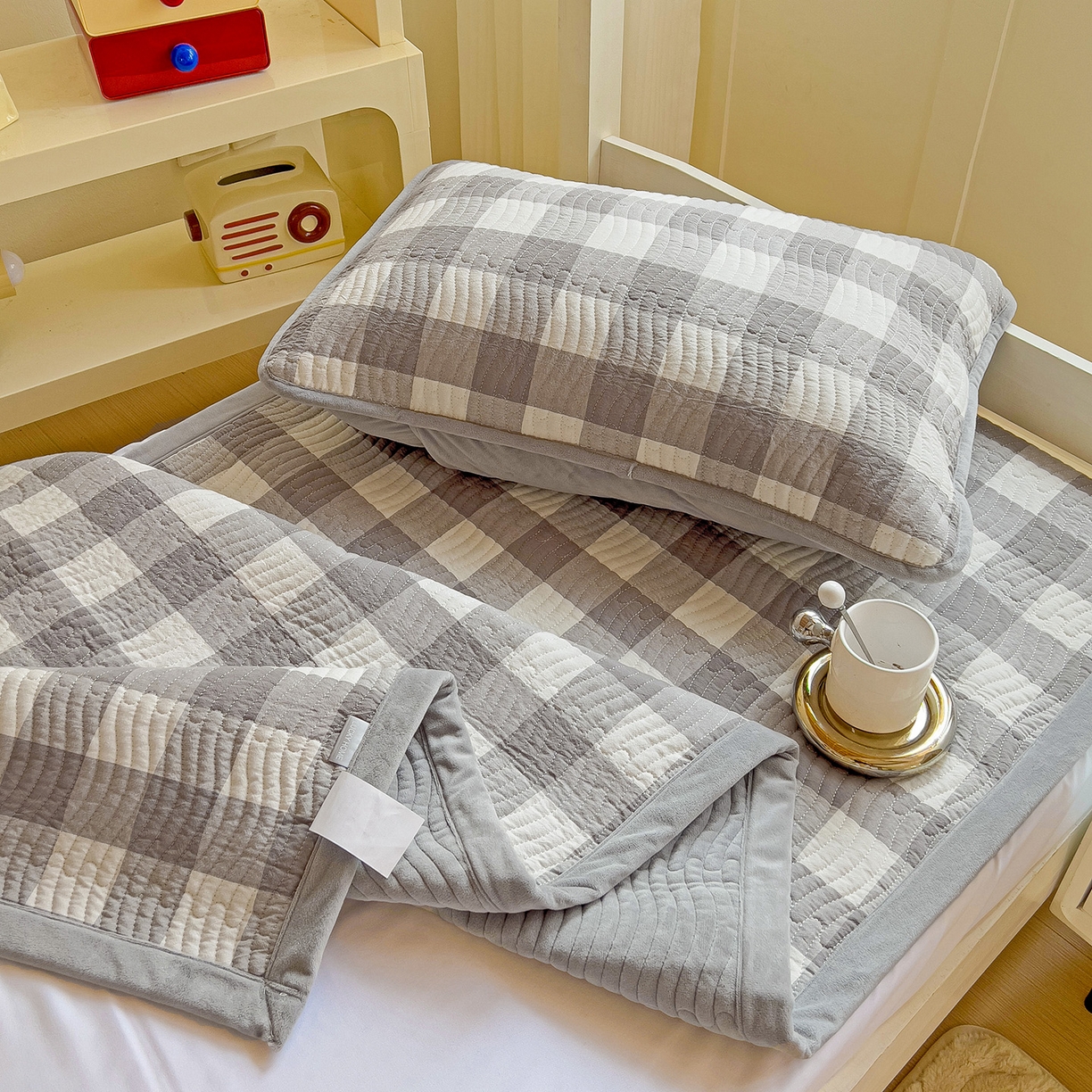 91家纺网 家纺一手货源 找家纺 乐野家居 2025新款开学季 A类全棉水洗棉+宝宝绒学生床盖三件套（多功能被套） 灰中格