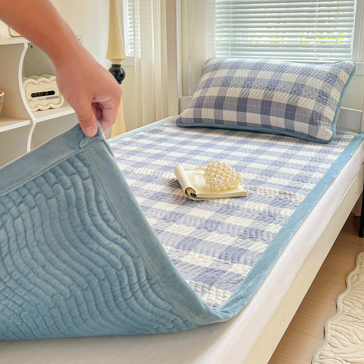 91家纺网 家纺一手货源 找家纺 乐野家居 2025新款开学季 A类全棉水洗棉+宝宝绒学生床盖三件套（多功能被套） 左岸蓝