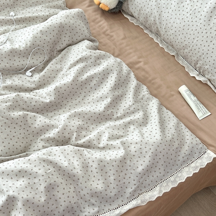 91家纺网 家纺一手货源 找家纺 荣轩2025新款全棉双层纱镂空花边工艺款四件套（铺床版）烟里