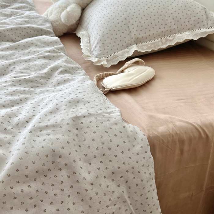 91家纺网 家纺一手货源 找家纺 荣轩2025新款全棉双层纱镂空花边工艺款四件套（铺床版）烟里