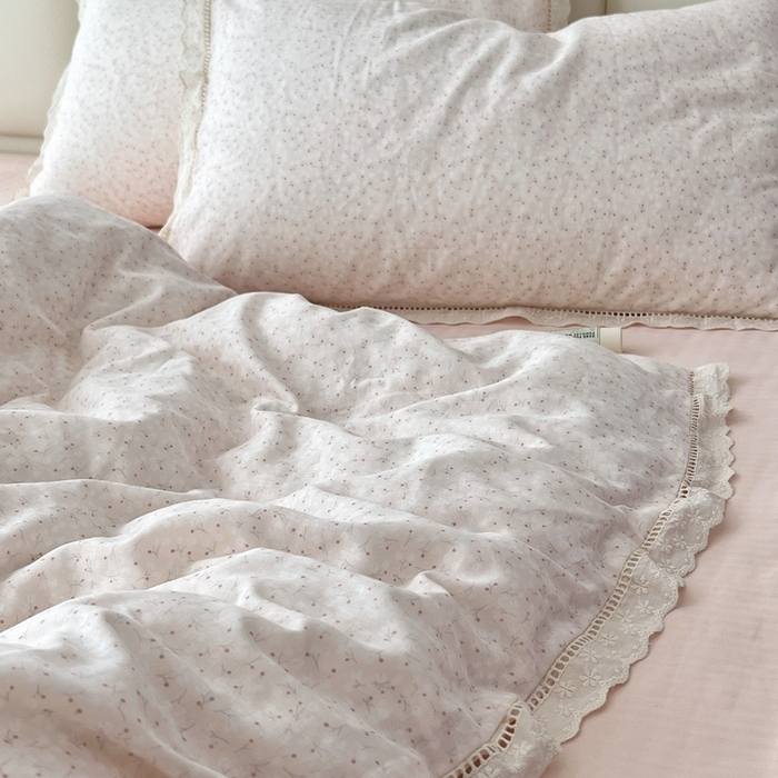 91家纺网 家纺一手货源 找家纺 荣轩2025新款全棉双层纱镂空花边工艺款四件套（铺床版） 花漾-粉