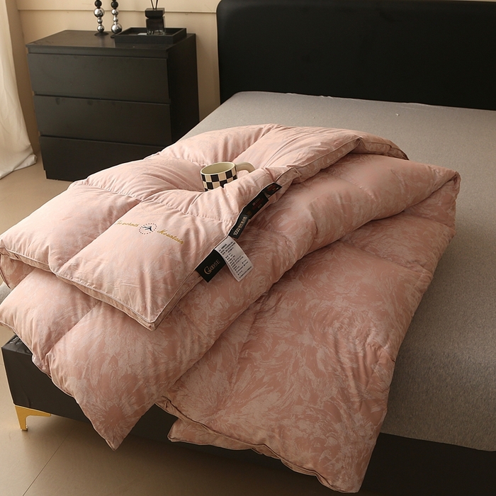 91家纺网 家纺一手货源 找家纺 晋瑞 红顶鹅绒馆 2025新款绒耀鹅绒被 绒耀豆沙色