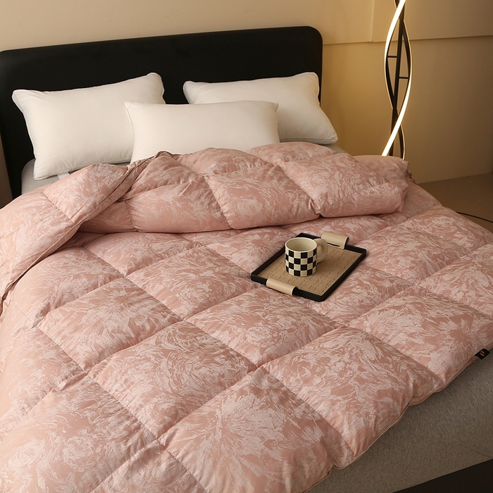 91家纺网 家纺一手货源 找家纺 晋瑞 红顶鹅绒馆 2025新款绒耀鹅绒被 绒耀豆沙色