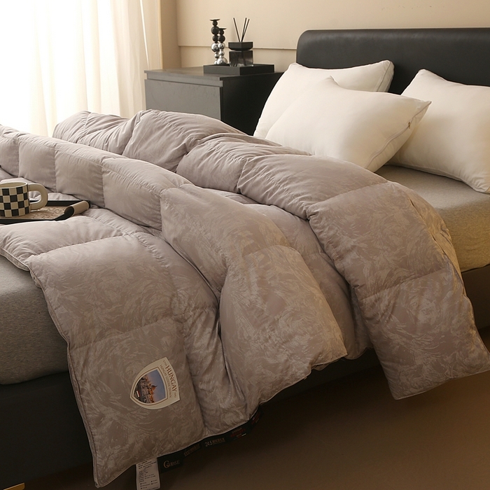 91家纺网 家纺一手货源 找家纺 晋瑞 红顶鹅绒馆 2025新款绒耀鹅绒被 绒耀灰色